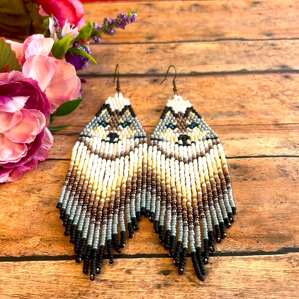 Wolves Beaded Earring - Picture 4 of 5